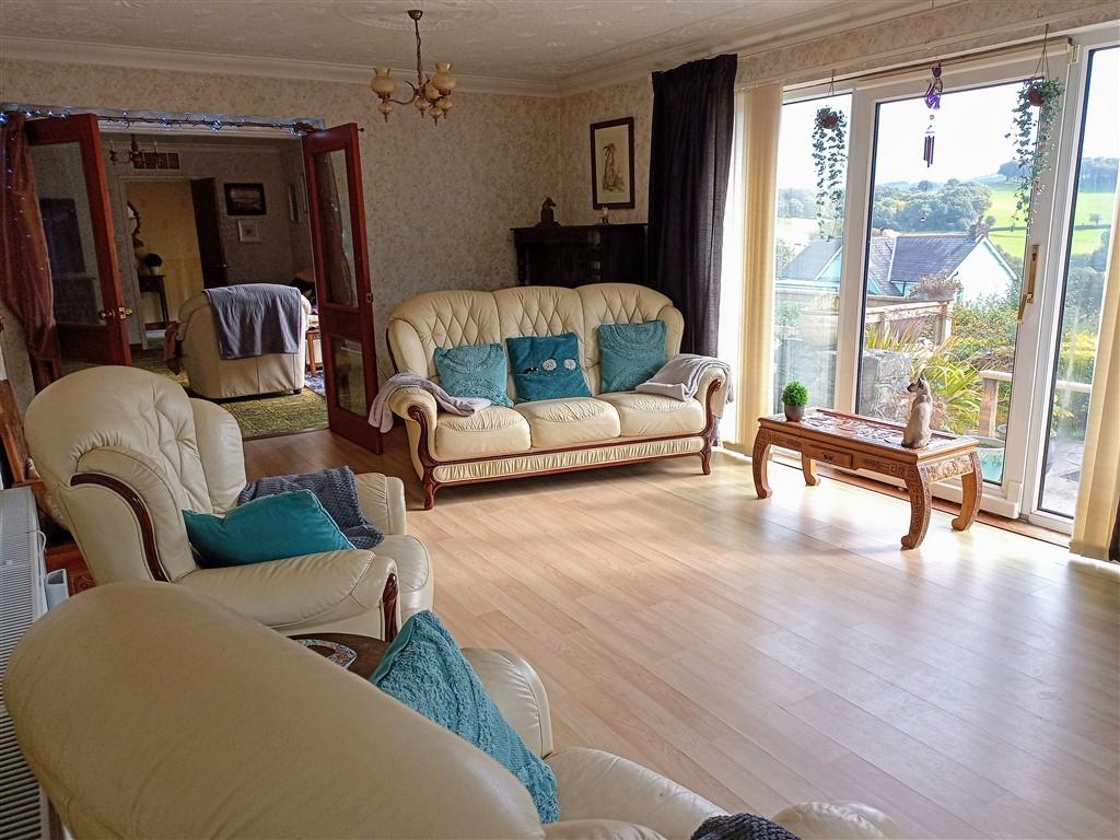 4 Bedroom Detached Bungalow for Sale in Lampeter, SA48 8AN