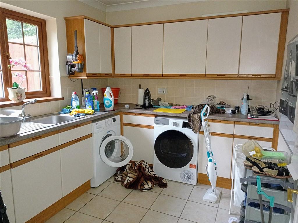 5 Bedroom Detached Bungalow for Sale in Cwmduad, Carmarthen, SA33 6XT