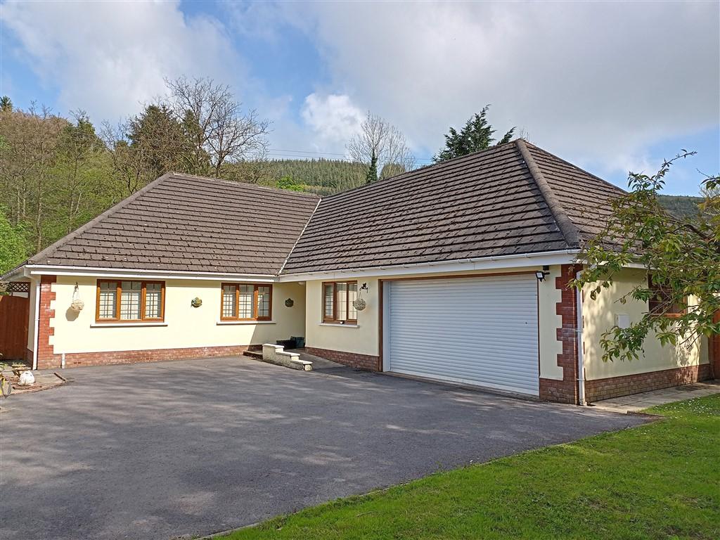 5 Bedroom Detached Bungalow for Sale in Cwmduad, Carmarthen, SA33 6XT