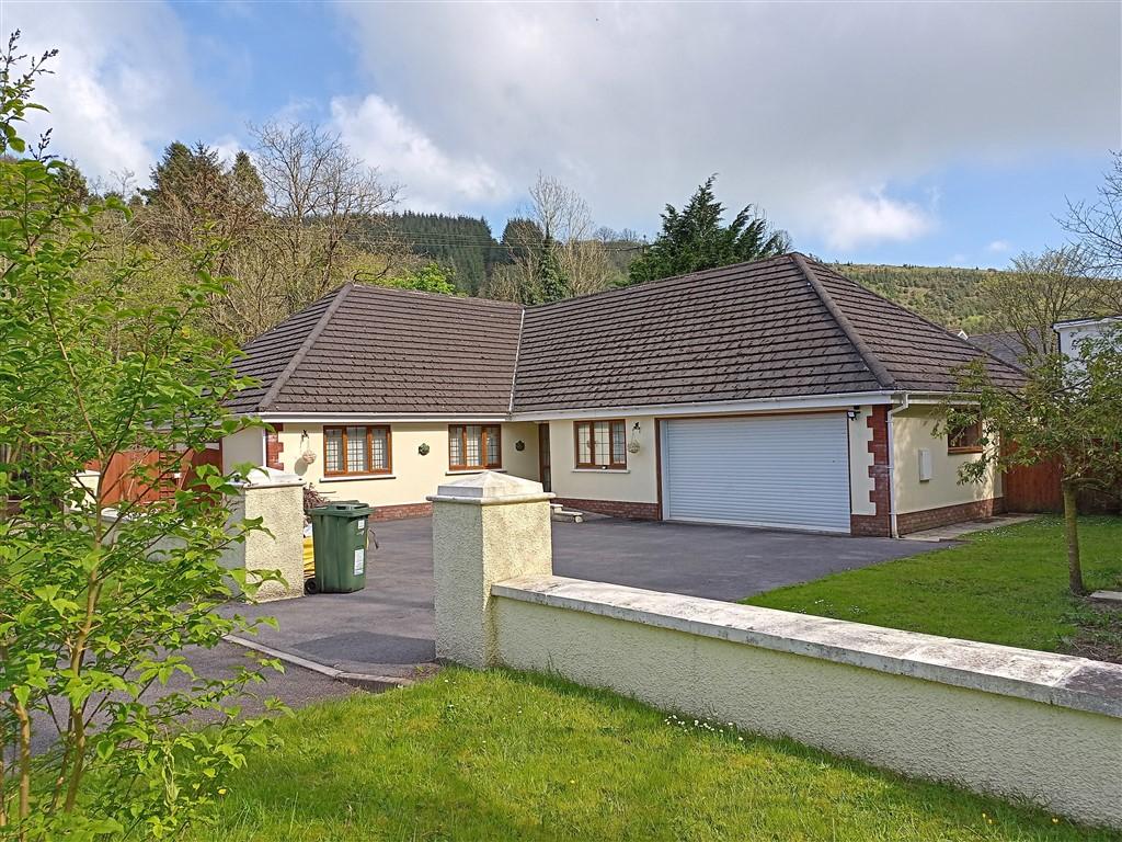 5 Bedroom Detached Bungalow for Sale in Cwmduad, Carmarthen, SA33 6XT