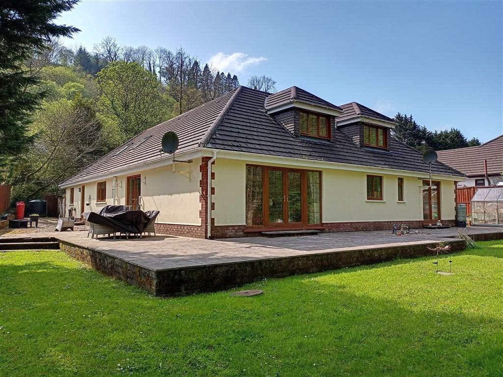 5 Bedroom Detached Bungalow for Sale in Cwmduad, Carmarthen, SA33 6XT