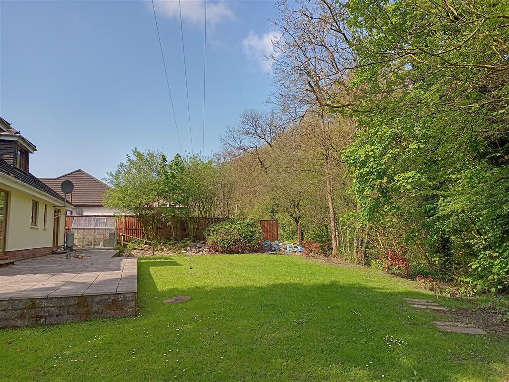 5 Bedroom Detached Bungalow for Sale in Cwmduad, Carmarthen, SA33 6XT