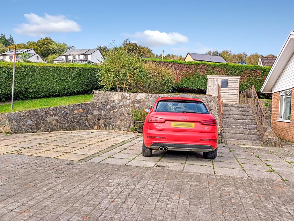 4 Bedroom Detached Bungalow for Sale in Lampeter, SA48 8AN