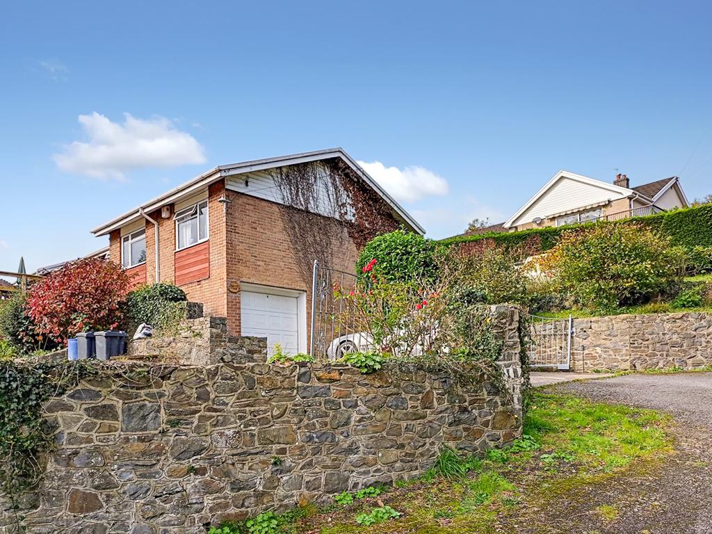 4 Bedroom Detached Bungalow for Sale in Lampeter, SA48 8AN