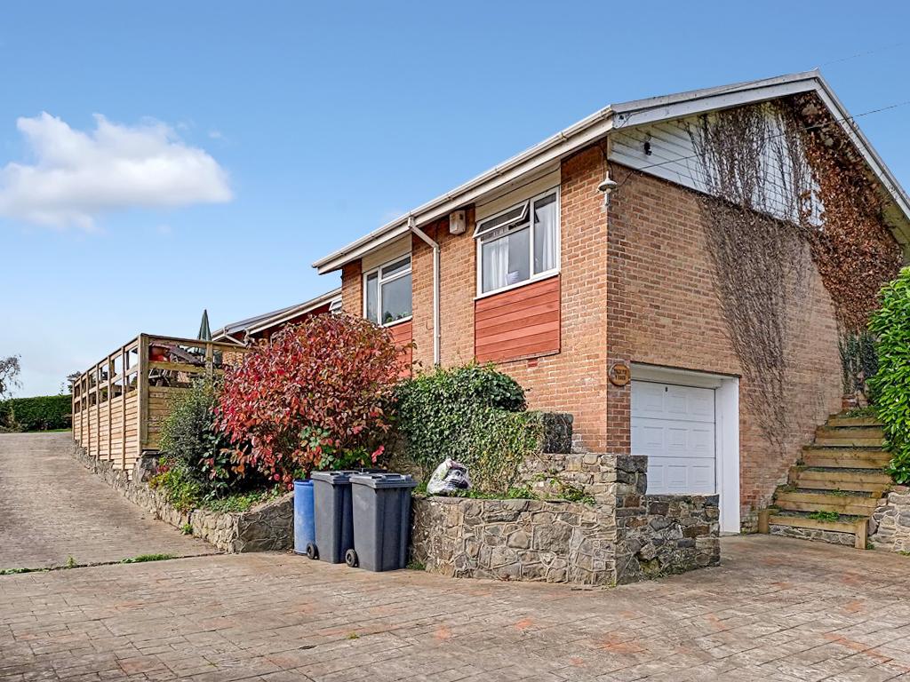 4 Bedroom Detached Bungalow for Sale in Lampeter, SA48 8AN