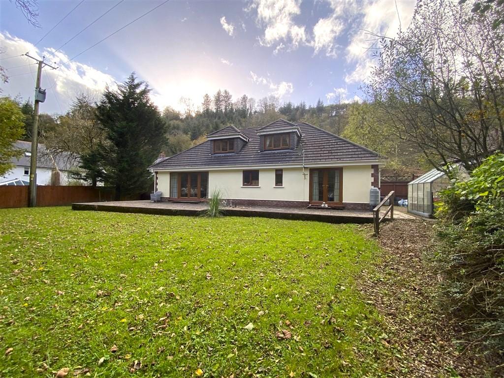 5 Bedroom Detached Bungalow for Sale in Cwmduad, Carmarthen, SA33 6XT