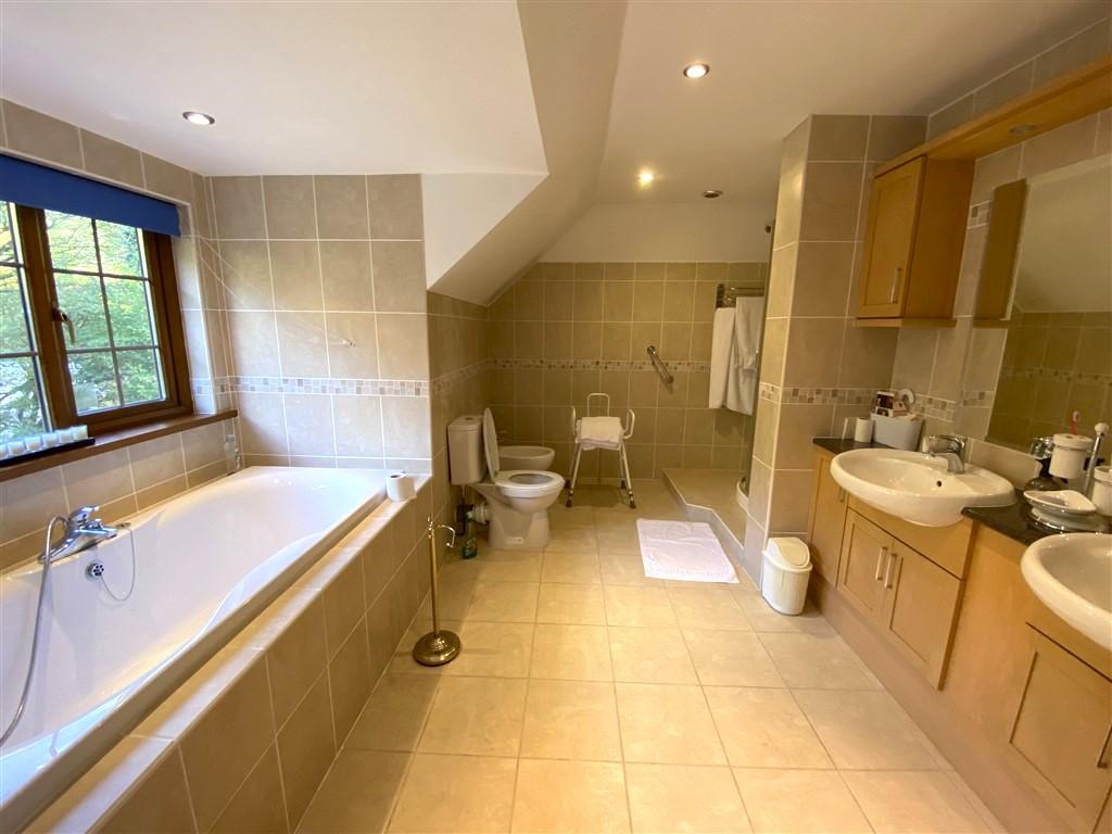 5 Bedroom Detached Bungalow for Sale in Cwmduad, Carmarthen, SA33 6XT