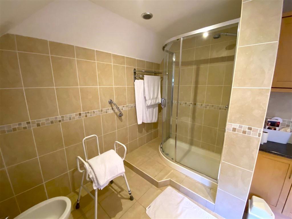 5 Bedroom Detached Bungalow for Sale in Cwmduad, Carmarthen, SA33 6XT