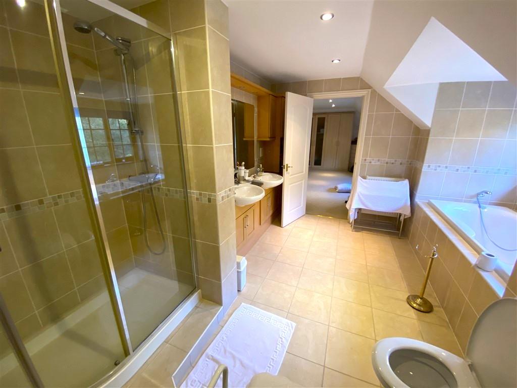 5 Bedroom Detached Bungalow for Sale in Cwmduad, Carmarthen, SA33 6XT