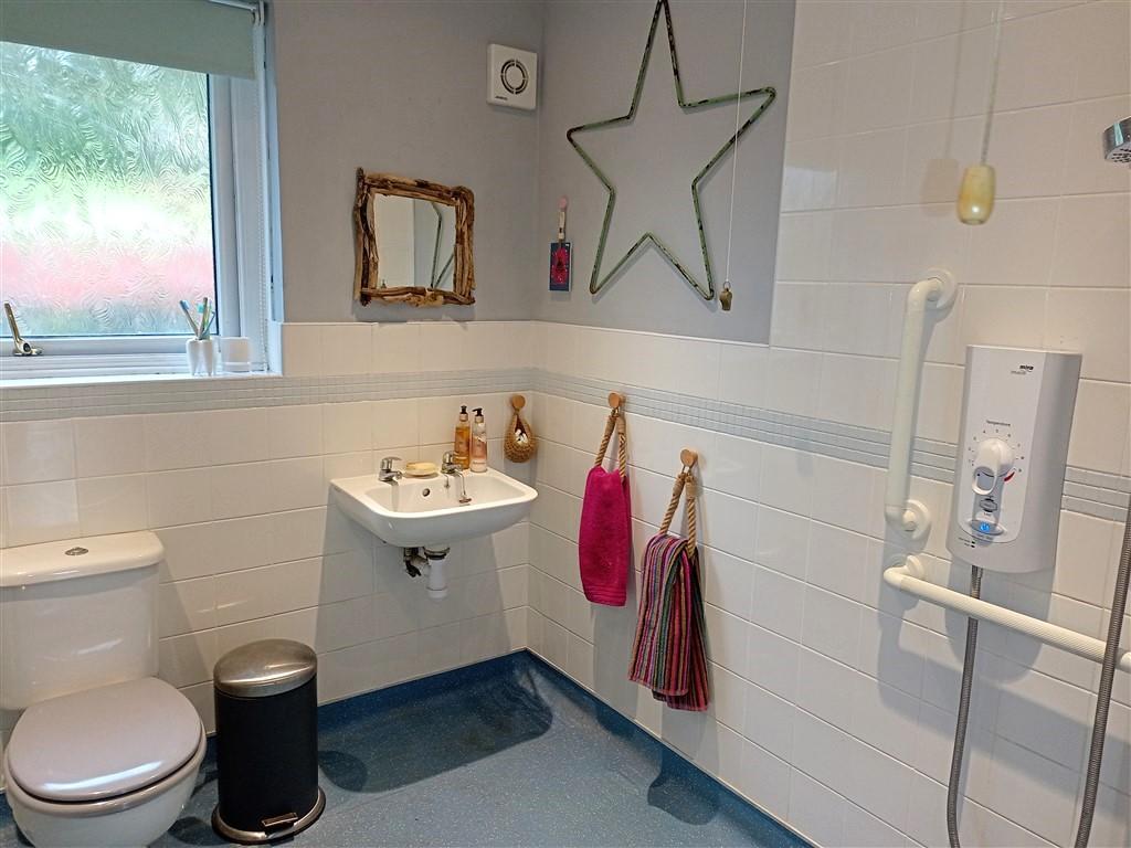 3 Bedroom Detached Bungalow for Sale in Newcastle Emlyn, SA38 9EL