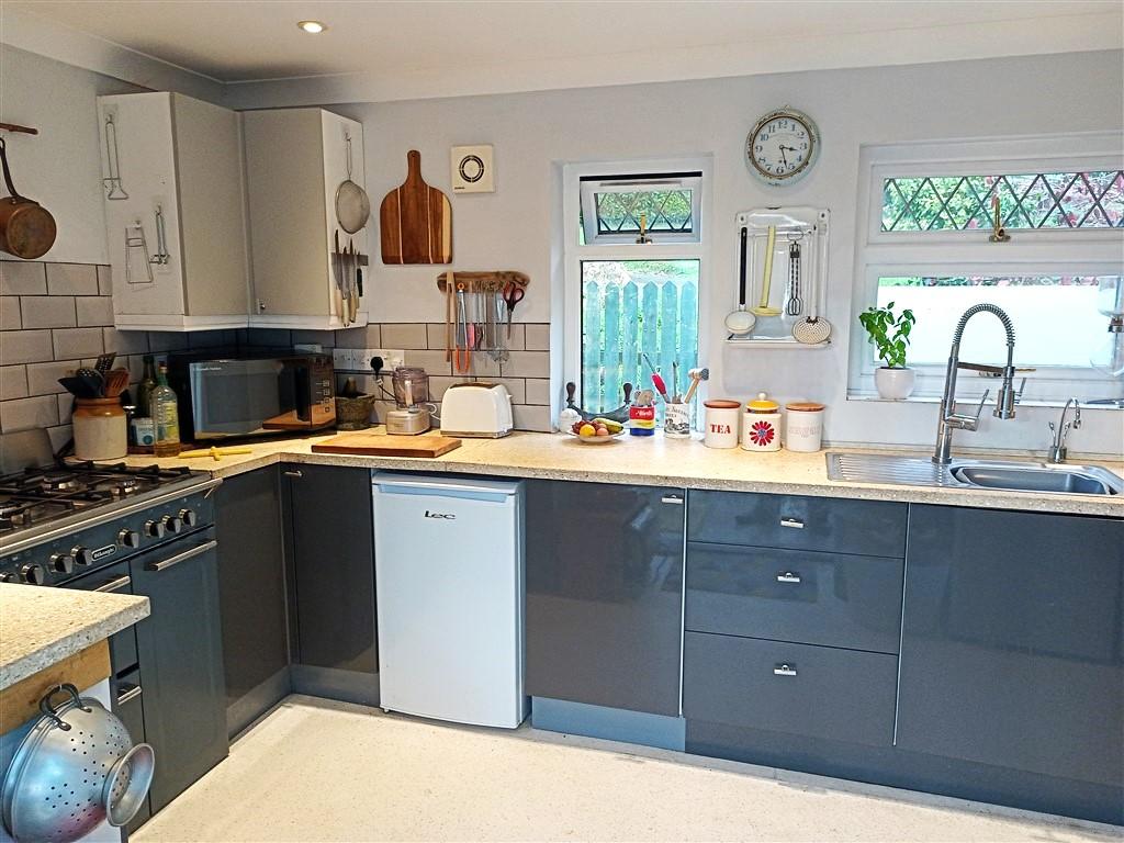 3 Bedroom Detached Bungalow for Sale in Newcastle Emlyn, SA38 9EL
