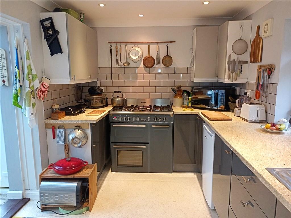 3 Bedroom Detached Bungalow for Sale in Newcastle Emlyn, SA38 9EL