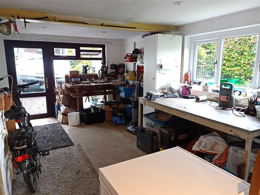 3 Bedroom Detached Bungalow for Sale in Newcastle Emlyn, SA38 9EL