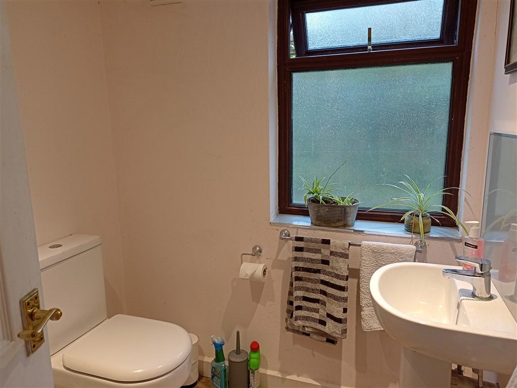 3 Bedroom Detached Bungalow for Sale in Newcastle Emlyn, SA38 9EL