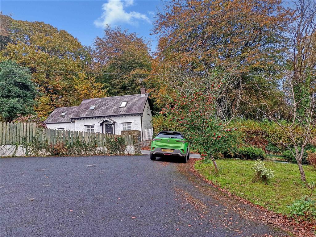 3 Bedroom Detached Bungalow for Sale in Newcastle Emlyn, SA38 9EL