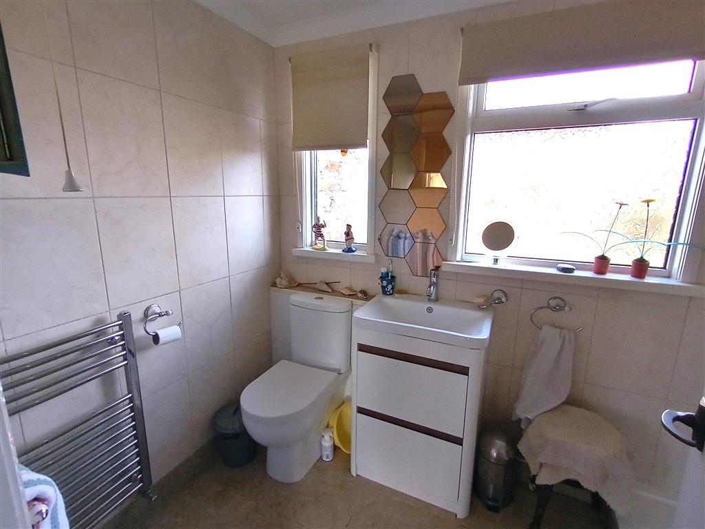 3 Bedroom Detached Bungalow for Sale in Cardigan, SA43 1SA