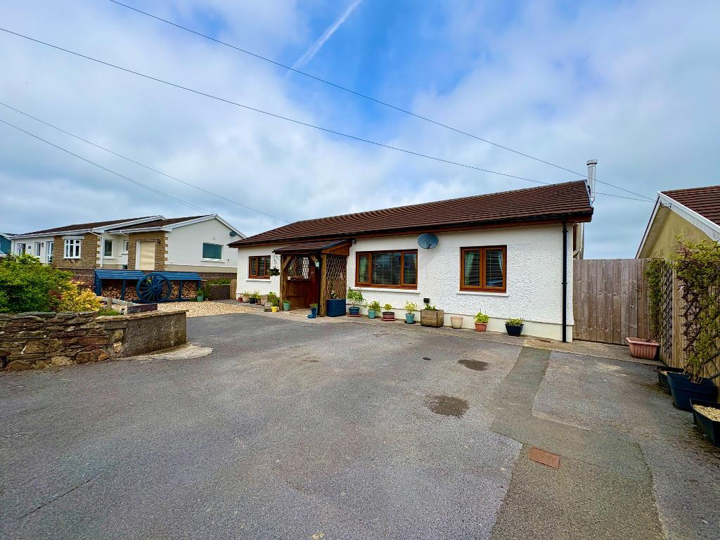 3 Bedroom Detached Bungalow for Sale in Llandysul, SA44 5HD