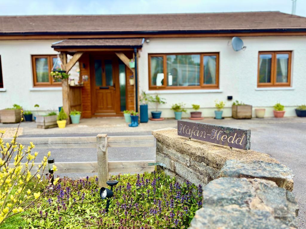 3 Bedroom Detached Bungalow for Sale in Llandysul, SA44 5HD