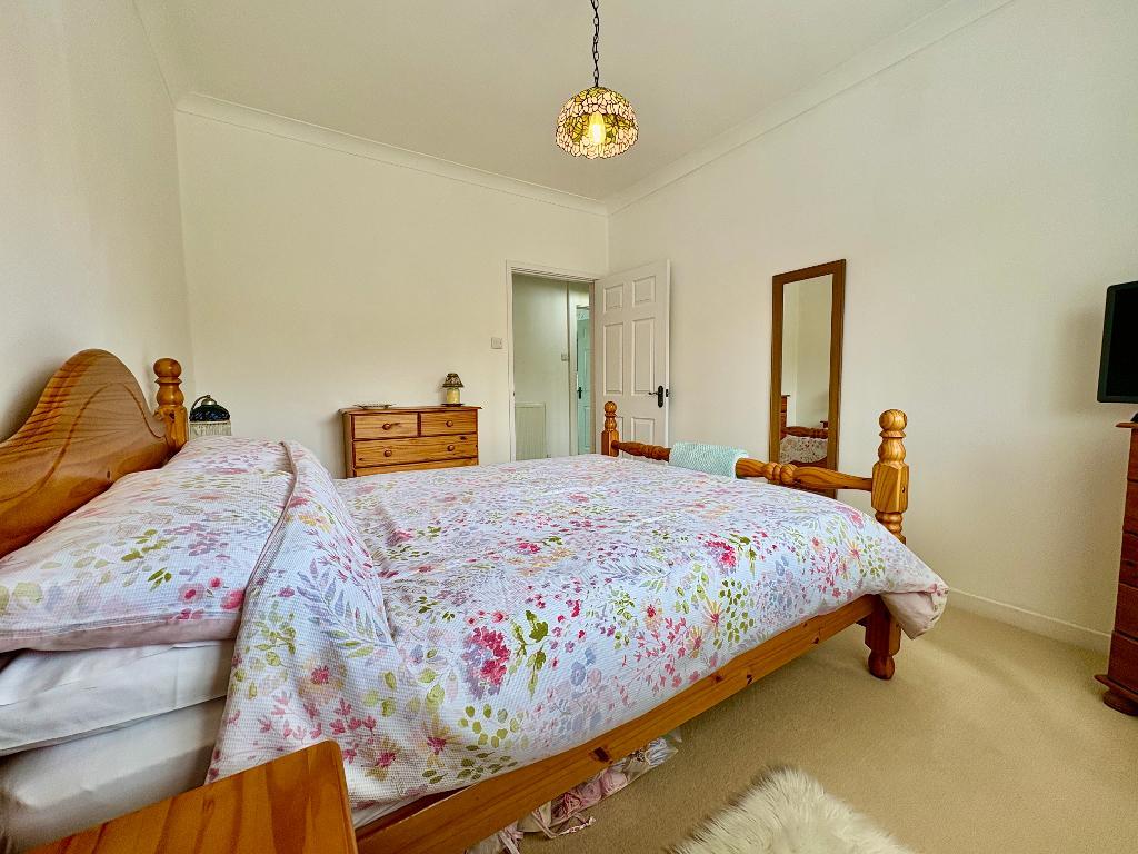 3 Bedroom Detached Bungalow for Sale in Llandysul, SA44 5HD