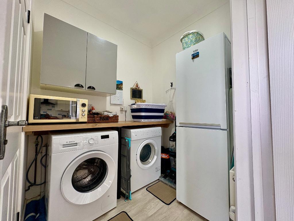 3 Bedroom Detached Bungalow for Sale in Llandysul, SA44 5HD