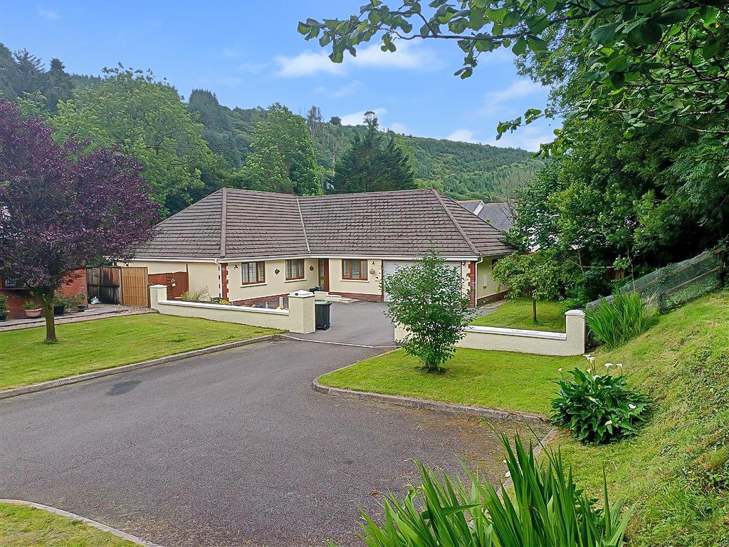 Belle Vue Close, Cwmduad, Carmarthen, Carmarathenshire, SA33 6XT